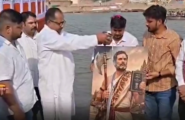 गंगा घाट पर राहुल गांधी के चित्र पर दुग्धाभिषेक करते यूथ कांग्रेस कार्यकर्ता गंगा घाट पर राहुल गांधी के चित्र पर दुग्धाभिषेक करते यूथ कांग्रेस कार्यकर्ता