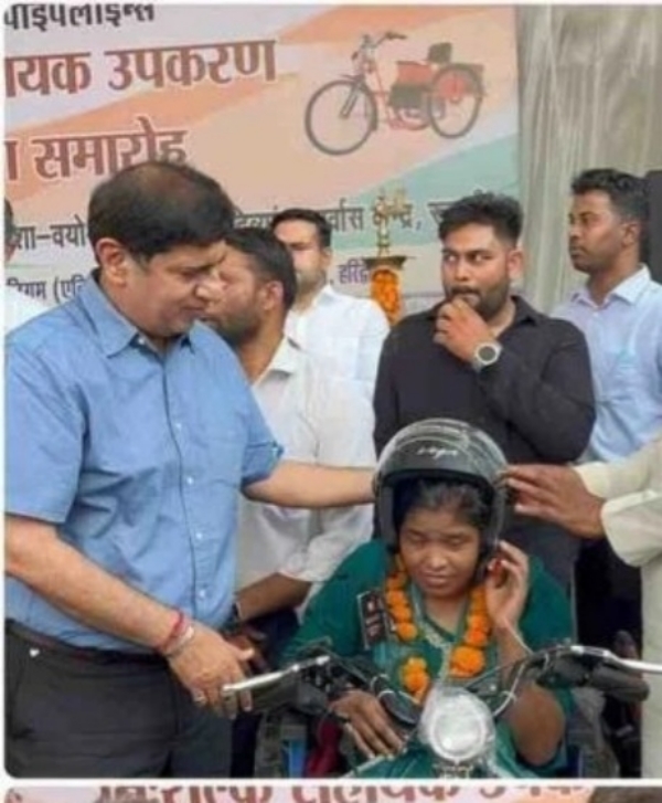 दिव्यांगजन को उपकरण वितरित करते प्रदीप बत्रा