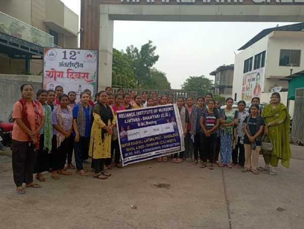 समूह में खड़े हुए कॉलेज के विद्यार्थी व अन्य लोग।