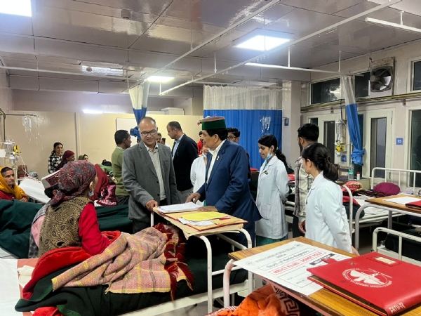 मंत्री कैंसर अस्पताल में निरीक्षण करते हुए मंत्री कैंसर अस्पताल में निरीक्षण करते हुए