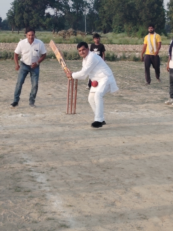 फोटो। क्रिकेट खेलते सपा जिलाध्यक्ष सर्वेश बाबू गौतम फोटो। क्रिकेट खेलते सपा जिलाध्यक्ष सर्वेश बाबू गौतम