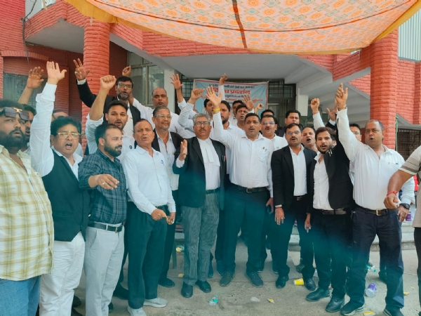 रजिस्ट्री कार्यालय पर विरोध-प्रदर्शन करते अधिवक्ता ।