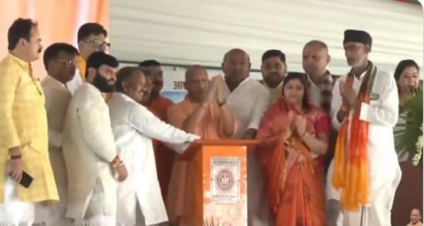 विभिन्न परियोजनाओं का लोकार्पण करते मुख्यमंत्री योगी आदित्यनाथ विभिन्न परियोजनाओं का लोकार्पण करते मुख्यमंत्री योगी आदित्यनाथ