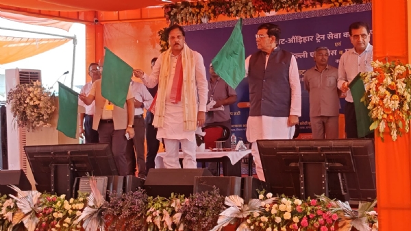 सांसद और मंत्री हरी झंडी दिखाते हुए सांसद और मंत्री हरी झंडी दिखाते हुए