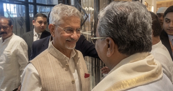 सिद्धारमैया की होटल से निकलते हुए विदेश मंत्री डॉ. एस. जयशंकर से भी मुलाकात के दौरान