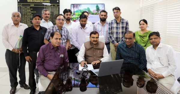 दाखिला पोर्टल का उद्घाटन करते कुलपति प्रो. नरसी राम बिश्नोई।