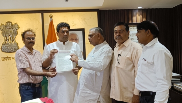 दिल्ली सचिवालय में मंगलवार को ‘मान्यता प्राप्त पत्रकार कल्याण समिति’ का प्रतिनिधिमंडल पत्रकारों की मांगो का ज्ञापन  दिल्ली के कानून और न्याय, श्रम, रोजगार मंत्री कपिल मिश्रा  सौंपते हुए