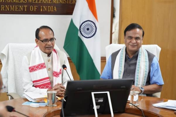 केन्द्रीय मंत्री शिवराज सिंह चौहान से मुलाकात करते हुए असम के मुख्यमंत्री हिमंता बिस्व सरमा