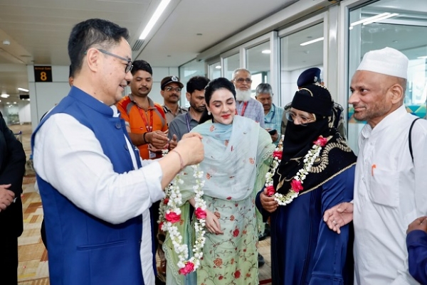 दिल्ली के इंदिरा गांधी अंतरराष्ट्रीय हवाई अड्डे पर वतन वापस आने वाले  हाजियों का स्वागत करते अल्पसंख्यक कार्य मंत्री किरेन रिजिजू