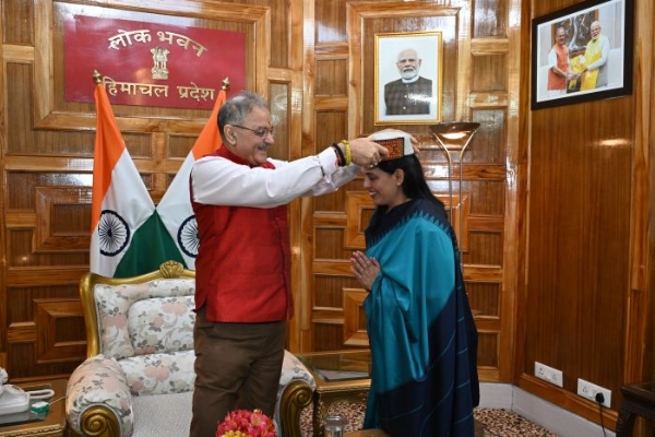 राज्यपाल कविन्द्र गुप्ता लोक भवन में तेलंगाना स्थापना दिवस पर सम्मानित करते हुए।