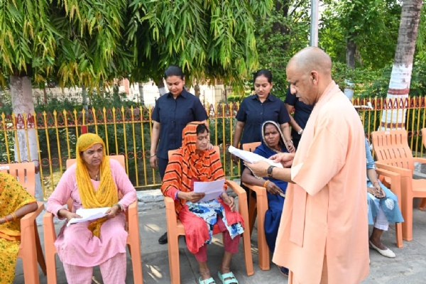 अधिकारियों को सीएम ने दिए निर्देश, जन समस्याओं पर दिखाएं त्वरित संवेदनशीलता*