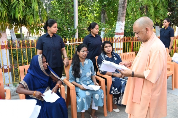 अधिकारियों को सीएम ने दिए निर्देश, जन समस्याओं पर दिखाएं त्वरित संवेदनशीलता*