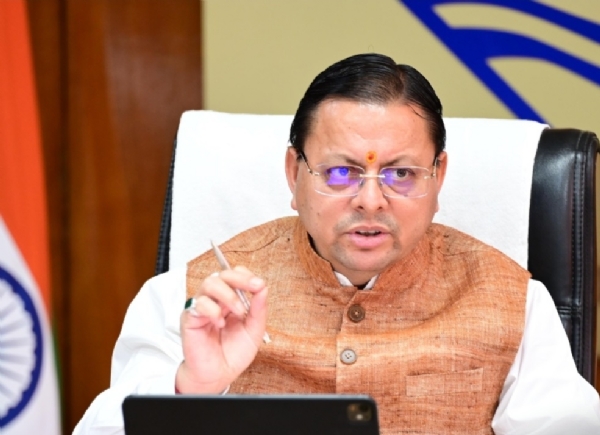 सचिवालय में आयोजित उच्चस्तरीय समीक्षा बैठक करते हुए मुख्यमंत्री पुष्कर सिंह धामी।