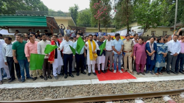 कांगड़ा रेलवे स्टेशन में रेल सेवा को हरी झंडी दिखाते हुए सांसद।