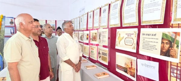 प्रदर्शनी का अवलोकन करते हुए