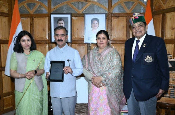 हिमाचल प्रदेश की जनगणना संचालन निदेशक दीप शिखा शर्मा सीएम से मुलाकात करते हुए।