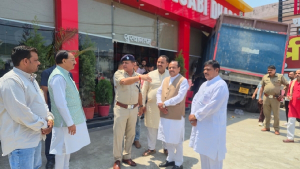मौके का निरीक्षण करते डॉक्टर निशंक