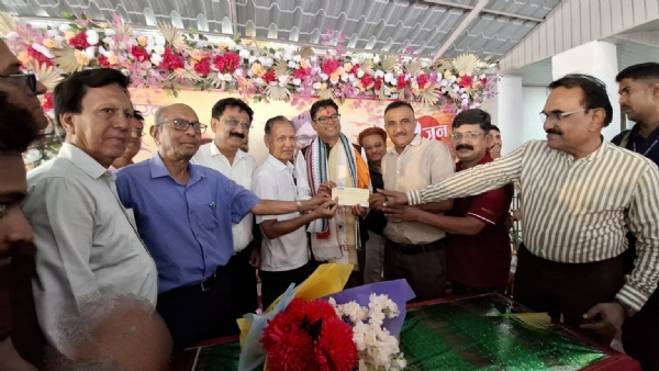 ओपी चौधरी के जन्मदिन पर चेक सौंपते हुए