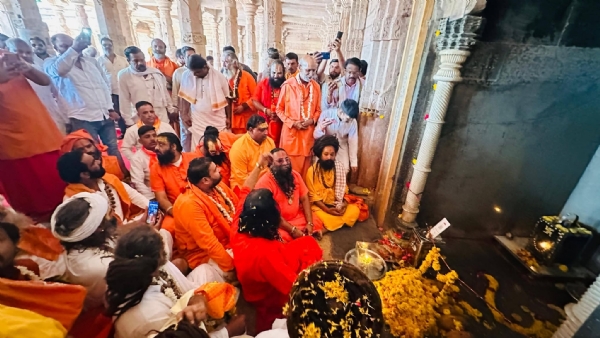 Puja Archana karte Radhe Radhe Baba