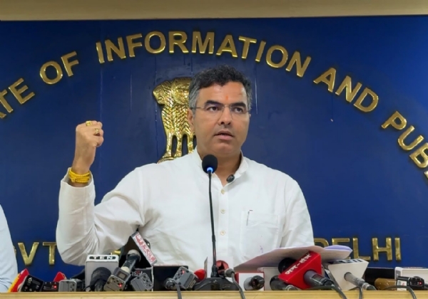 दिल्ली के जल मंत्री प्रवेश साहिब सिंह दिल्ली सचिवालय में मंगलवार को प्रेस कांफ्रेंस करते हुए