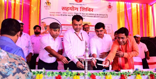 उद्घाटन करते अतिथि