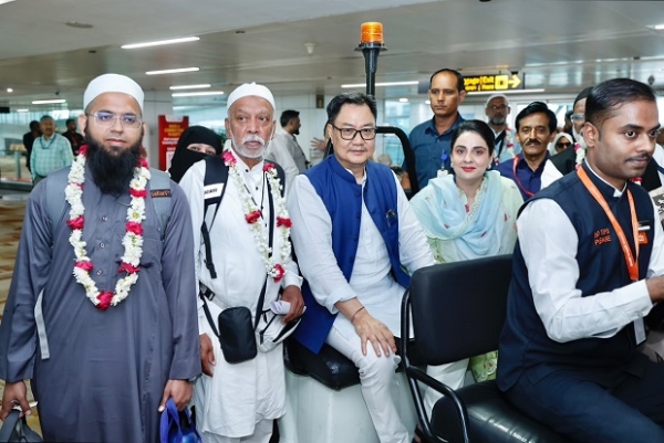 दिल्ली के इंदिरा गांधी अंतरराष्ट्रीय हवाई अड्डे पर वतन वापस आने वाले  हाजियों का स्वागत करते अल्पसंख्यक कार्य मंत्री किरेन रिजिजू