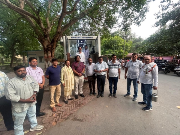 विश्व दुग्ध दिवस पर बीएचयू में ‘फूड सेफ्टी ऑन व्हील्स’ कार्यक्रम