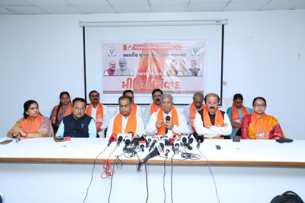 प्रेस कॉन्फ्रेंस को संबोधित करते हुए वित्त मंत्री एवं सूरत जिला प्रभारी मंत्री कनुभाई देसाई