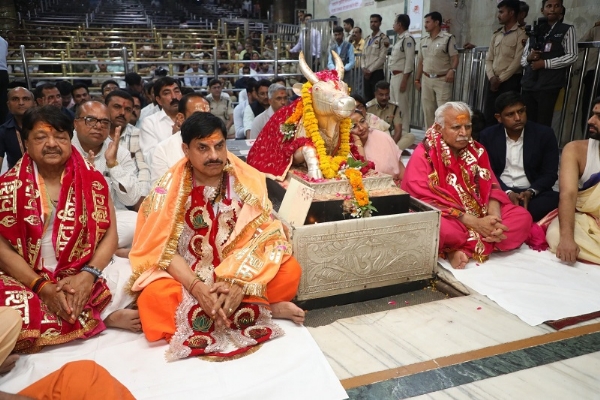 केन्द्रीय मंत्री मनोहर लाल और मुख्यमंत्री महाकाल मंदिर में दर्शन करते हुए