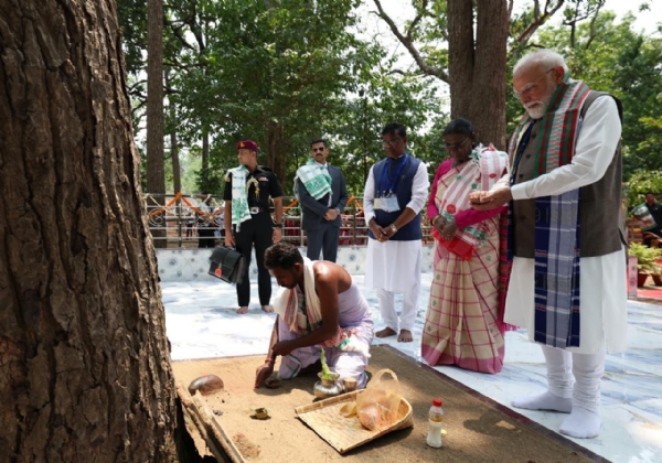 प्रधानमंत्री नरेन्द्र मोदी ने जाहिरा में की पूजा अर्चना प्रधानमंत्री नरेन्द्र मोदी ने जाहिरा में की पूजा अर्चना