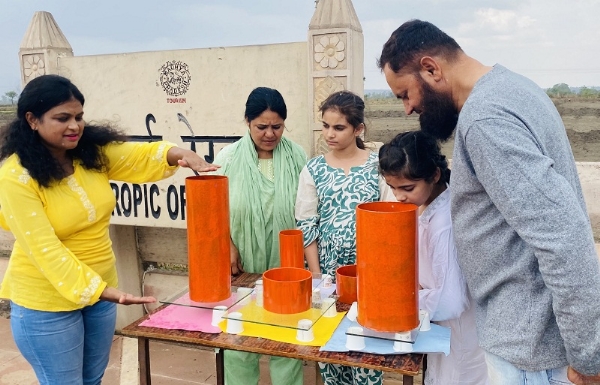 सूर्य के उत्तरायण यात्रा पूर्ण होने की खगोलीय घटना की जानकारी देते हुए विज्ञान प्रसारक सारिका घारू सूर्य के उत्तरायण यात्रा पूर्ण होने की खगोलीय घटना की जानकारी देते हुए विज्ञान प्रसारक सारिका घारू