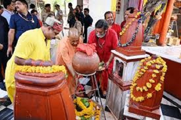 दतिया के पीतांबरा पीठ पहुंचे सीएम योगी