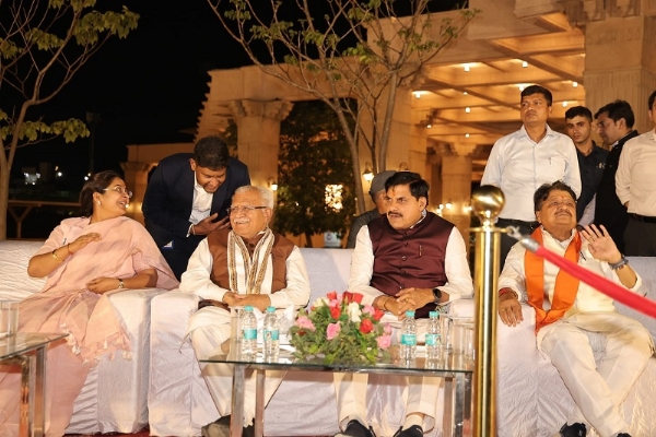 उज्जैन में लाइट एंड साउंड शो का प्रदर्शन देखते हुए केन्द्रीय मंत्री खट्टर उज्जैन में लाइट एंड साउंड शो का प्रदर्शन देखते हुए केन्द्रीय मंत्री खट्टर