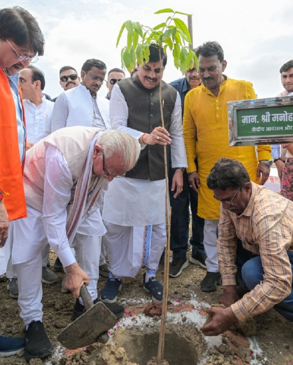 उज्जैन में घाट निर्माण कार्यों का निरीक्षण के दौरान पौधरोपण करते हुए मुख्यमंत्री और केन्द्रीय मंत्री उज्जैन में घाट निर्माण कार्यों का निरीक्षण के दौरान पौधरोपण करते हुए मुख्यमंत्री और केन्द्रीय मंत्री