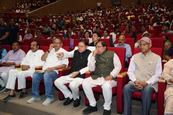 कार्यक्रम में प्रतिभाग करते मुख्यमंत्री। कार्यक्रम में प्रतिभाग करते मुख्यमंत्री।