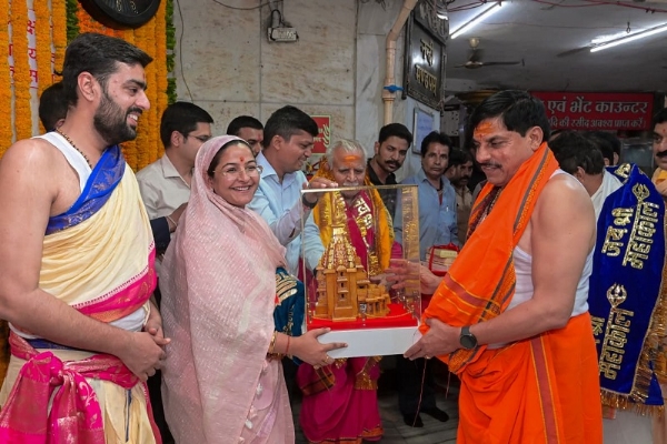 मुख्यमंत्री डॉ. यादव ने केंद्रीय मंत्री मनोहर लाल को महाकाल मन्दिर की अनूकृति भेंट की