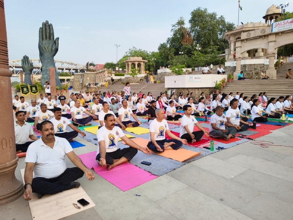 नमोघाट पर योग करते सीआरपीएफ के जवान नमोघाट पर योग करते सीआरपीएफ के जवान