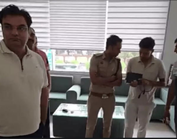 फोटो कैप्शनः 1 कांग्रेस कार्यालय पर हुई फायरिंग के मामले की जांच पड़ताल करती पुलिस टीम।