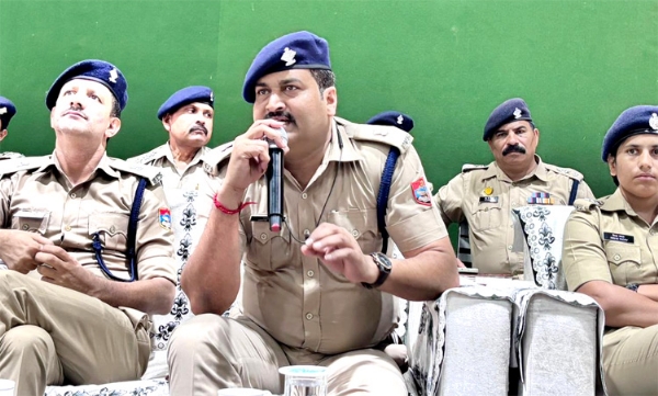 ब्रीफ करते हुए