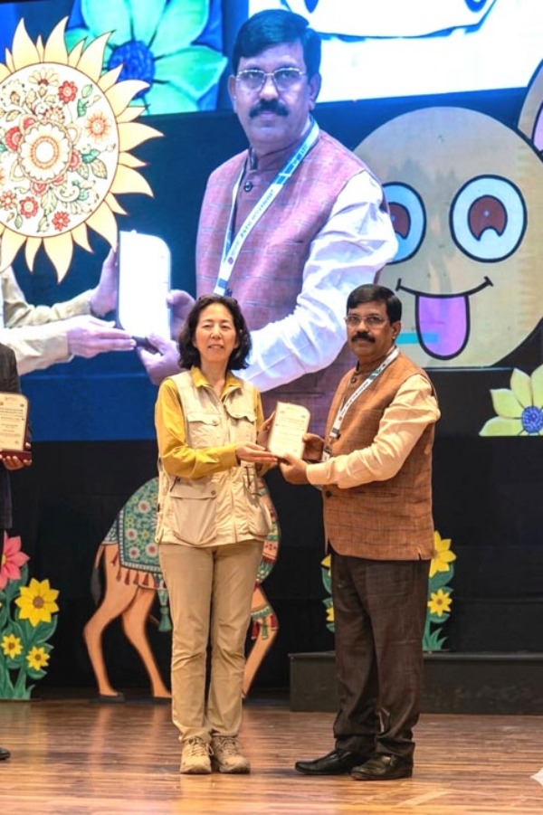 सम्मानित होते संजय श्रीवास्तव सम्मानित होते संजय श्रीवास्तव