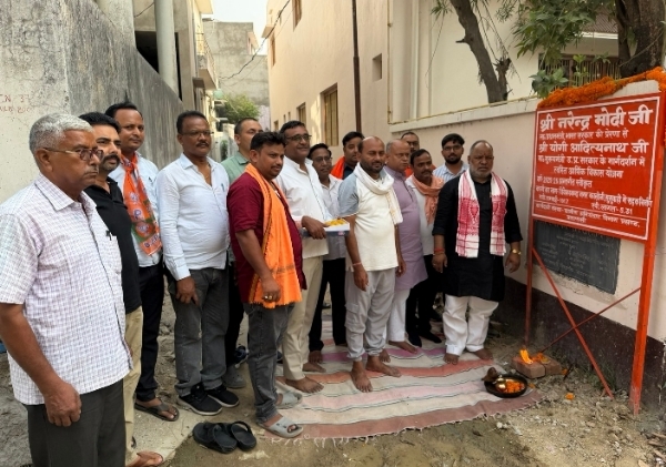 शिलान्यास करते हुए राज्य मंत्री हंसराज शिलान्यास करते हुए राज्य मंत्री हंसराज