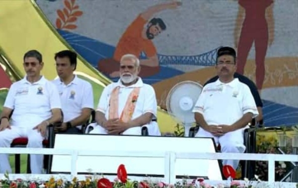 रेड रोड पर योग दिवस कार्यक्रम में पीएम मोदी सीएम शुभेंदु अधिकारी और राज्यपाल आर एन रवि