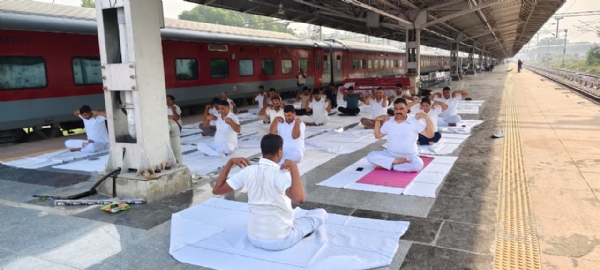 कैंट रेलवे स्टेशन पर योग करते जीआरपी के अफसर और जवान कैंट रेलवे स्टेशन पर योग करते जीआरपी के अफसर और जवान