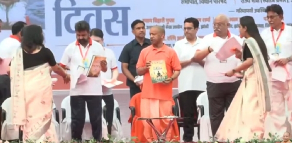 झांसी में आयुष पत्रिका का विमोचन करते मुख्यमंत्री