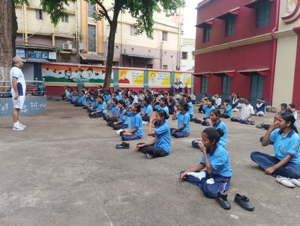 योगाभ्यास करते बच्चे