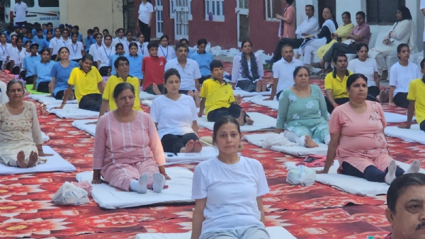 योग दिवस पर कार्यक्रम योग दिवस पर कार्यक्रम