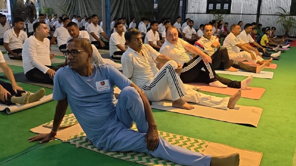 एसएपी की तरह से आयोजित योग दिवस में शामिल लोग एसएपी की तरह से आयोजित योग दिवस में शामिल लोग