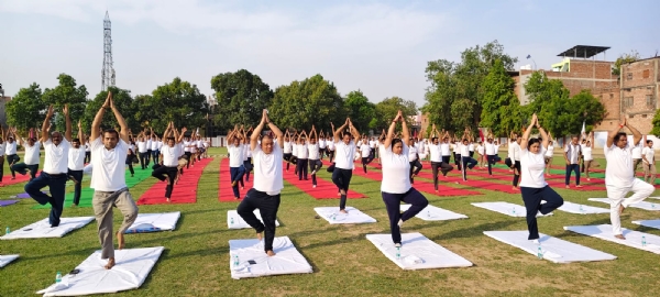 पुलिस लाइन परेड ग्राउंड में सामूहिक योगाभ्यास करते अधिकारी व जवान। पुलिस लाइन परेड ग्राउंड में सामूहिक योगाभ्यास करते अधिकारी व जवान।