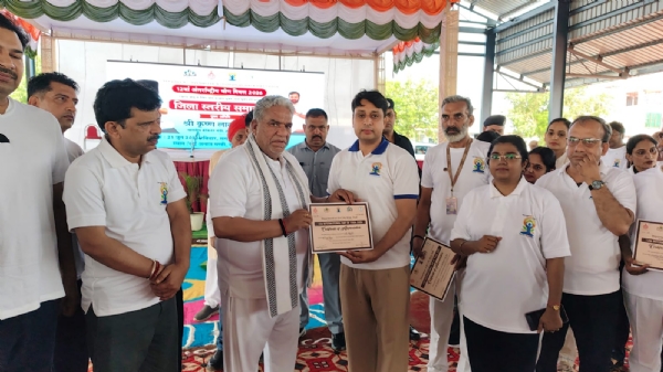 योग दिवस पर प्रतिभागियों को सम्मानित करते मंत्री कृष्ण लाल पवार योग दिवस पर प्रतिभागियों को सम्मानित करते मंत्री कृष्ण लाल पवार