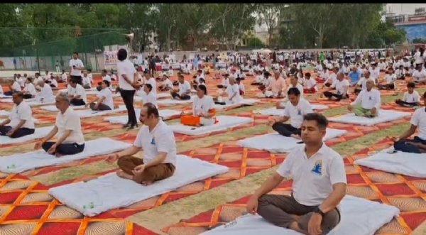 केंद्रीय राज्य मंत्री कृष्णपाल गुर्जर व जिला उपायुक्त सहित अन्य गण मान्य लोग योग करते हुए केंद्रीय राज्य मंत्री कृष्णपाल गुर्जर व जिला उपायुक्त सहित अन्य गण मान्य लोग योग करते हुए